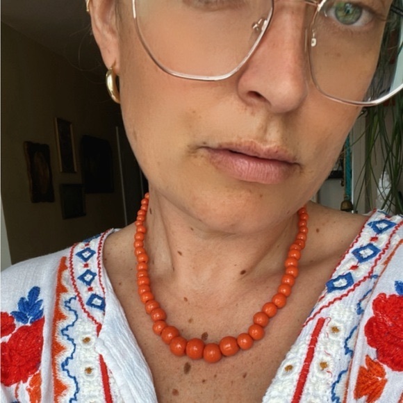 VINTAGE SPECKLED FAUX CORAL GLASS GRADUATED NECKLACE - Picture 3 of 13